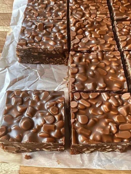Easy No-Bake High Protein Peanut Butter Bars with Chocolate Crunch