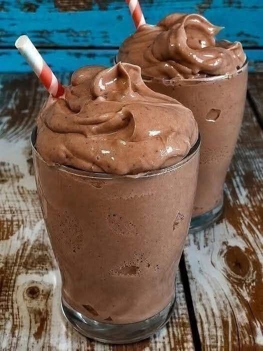 Low-Carb Keto Chocolate Frosty (30g Protein)