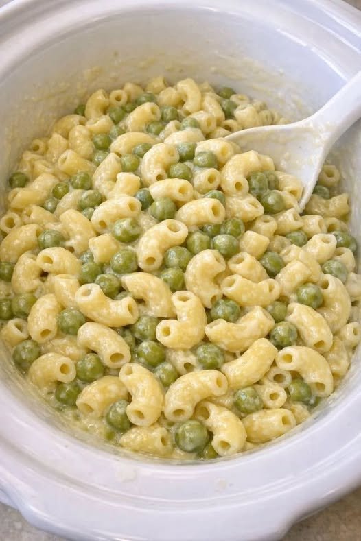 Easy Crockpot Mac and Peas: High Protein Low Carb Pasta Bake