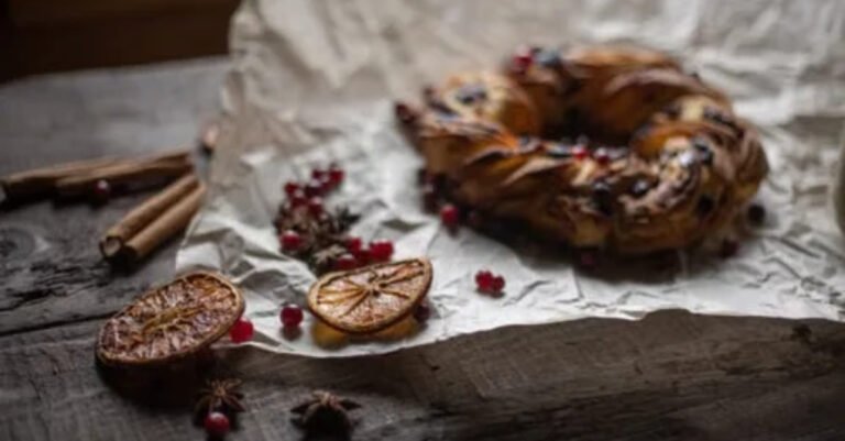 Cheesy Cranberry Brie Pull-Apart Bread with Sourdough