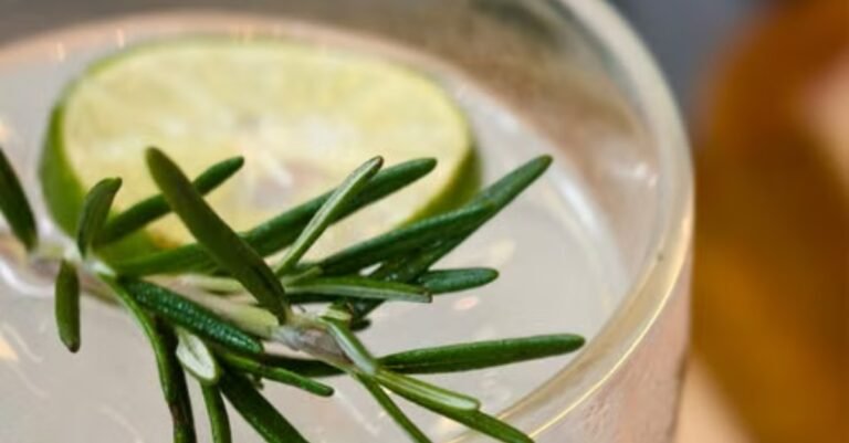DIY Fresh Rosemary Water Spray: Easy Scalp-Stimulating Herbal Mist