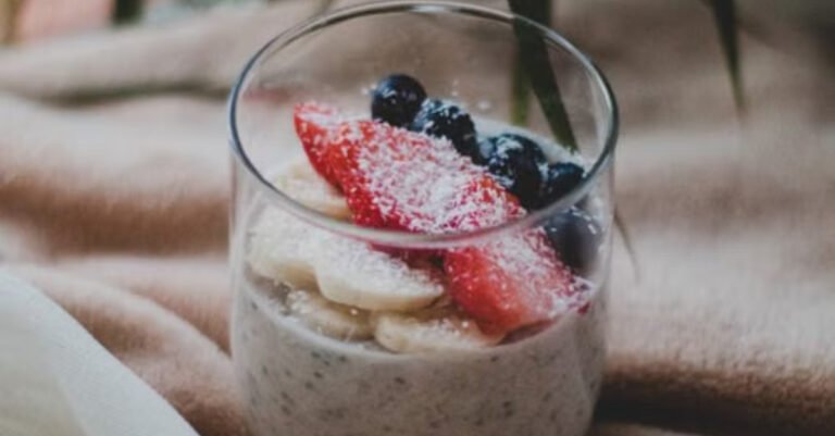High-Protein Low-Carb Banana Chia Oat Smoothie for Weight Loss